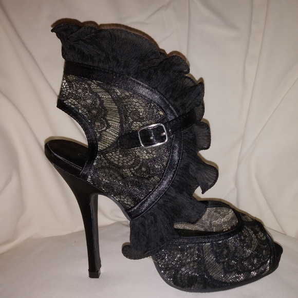 Women's Shoes - Picture 1 of 4